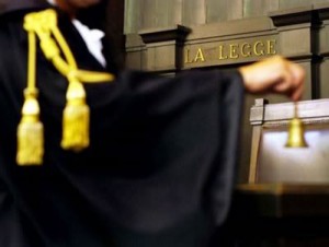 Il-giudice-sentenza-in-tribunale